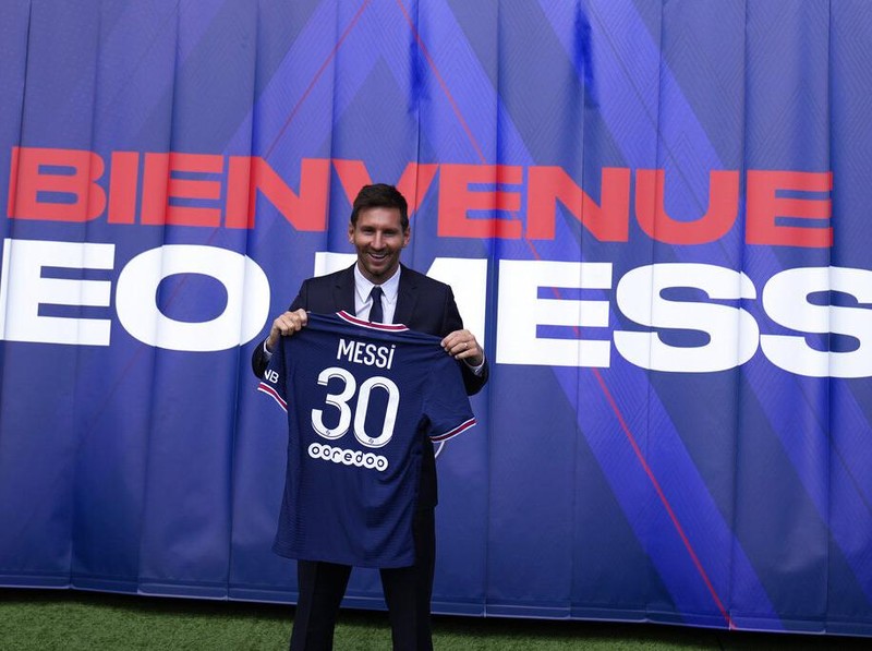 Bergabungnya Lionel Messi ke PSG menjadi perhatian dunia. Patung lilin Messi di Jerman pun berganti baju dari jersey Barcelona ke jersey PSG.
