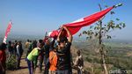 Sambut HUT RI, Bendera Merah Putih Berkibar di Atas Bukit Patiayam