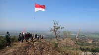 Pengibaran bendera berada di bukit Cangkraman Patiayam yang memiliki ketinggian sekitar 350 meter di atas permukaan meter. Warga yang akan mengibarkan bendera harus terlebih dahulu berjalan kaki menuju atas bukit.   