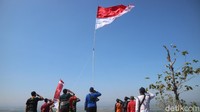Terlihat warga bersama personel TNI bahu membahu mengibarkan bendera. Bendera berukuran lebar 3 meter dan panjang 5,5 meter dikibarkan di tiang yang berukuran 16 meter.  Kepala Desa Terban, Supeno mengatakan pengibaran bendera ini menyambut HUT ke-76 Kemerdekaan Indonesia. Dia bersama dengan warga bergotong-royong bersama mengibarkan bendera di atas bukit Cangkraman Patiayam. 