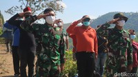 Peno mengatakan sengaja mengibarkan bendera merah putih di atas bukit Cangkraman Patiayam karena banyak ditemukan peninggalan bersejarah. Di antaranya goa-goa peninggalan Jepang yang berada di kawasan pegunungan Patiayam. Pada kesempatan tersebut pemdes setempat juga melepaskan 76 burung ke alam bebas. Pemdes bersama mahasiswa dan dinas terkait juga melakukan penanaman di kawasan pegunungan Patiayam tersebut.   