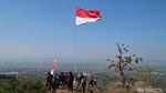 Sambut HUT RI, Bendera Merah Putih Berkibar di Atas Bukit Patiayam
