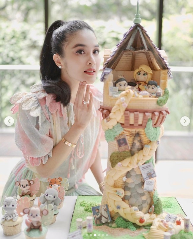 Tak hanya menyoroti penampilan Sandra Dewi, netizen juga dibuat salfok dengan hadiah spesial yang diberikan oleh Harvey Moeis. Melalui salah satu keterangan di foto unggahannya itu diketahui bahwa Harvey memberikan hadiah berupa perhiasan mewah untuk istri tercintanya. Foto: Instagram/@sandradewi88