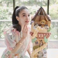 Tak hanya menyoroti penampilan Sandra Dewi, netizen juga dibuat salfok dengan hadiah spesial yang diberikan oleh Harvey Moeis. Melalui salah satu keterangan di foto unggahannya itu diketahui bahwa Harvey memberikan hadiah berupa perhiasan mewah untuk istri tercintanya. Foto: Instagram/@sandradewi88