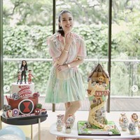 Melalui foto-foto perayaan ulang tahunnya yang diunggah di media sosial Instagram, Sandra Dewi tampil cantik mengenakan dress selutut dengan warna-warna pastel. Rambut panjangnya tampak dibentuk ponytail rapih. Penampilannya itu kian memukau dengan pulasan makeup natural di wajahnya. Foto: Instagram/@sandradewi88