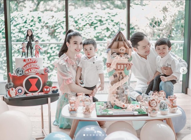 Walaupun sudah menginjak usia 38 tahun, namun pesona Sandra Dewi masih tak kalah dengan para ABG. Dalam foto-foto yang diunggahnya di media sosial, Sandra Dewi terlihat cantik dan memukau saat merayakan ulang tahunnya bersama suami dan kedua anaknya. Foto: Instagram/@sandradewi88