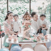 Walaupun sudah menginjak usia 38 tahun, namun pesona Sandra Dewi masih tak kalah dengan para ABG. Dalam foto-foto yang diunggahnya di media sosial, Sandra Dewi terlihat cantik dan memukau saat merayakan ulang tahunnya bersama suami dan kedua anaknya. Foto: Instagram/@sandradewi88