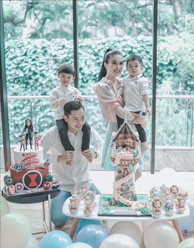 Di ulang tahunnya kali ini, Sandra Dewi tampak mendapat dua buah kue ulang tahun yang bentuknya unik dan lucu. Melalui keterangan dari salah satu unggahannya diketahui bahwa kue ulang tahun itu merupakan pemberian sang suami, Harvey Moeis, dan kedua putranya, Rafa dan Mika. Foto: Instagram/@sandradewi88