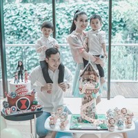 Di ulang tahunnya kali ini, Sandra Dewi tampak mendapat dua buah kue ulang tahun yang bentuknya unik dan lucu. Melalui keterangan dari salah satu unggahannya diketahui bahwa kue ulang tahun itu merupakan pemberian sang suami, Harvey Moeis, dan kedua putranya, Rafa dan Mika. Foto: Instagram/@sandradewi88