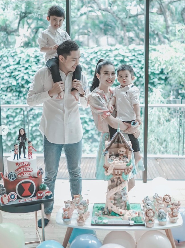 Kue ulang tahun berbentuk princess Rapunzel yang tengah dikarantina bersama anak-anaknya itu merupakan pemberian sang suami, Harvey Moeis. Sedangkan pemberian dari sang anak bertema Super Heroes. Di mana di atas kue tersebut terlihat seorang wanita berpakaian seperti pahlawan super bersama kedua putranya di sisi kiri dan kanannya. Foto: Instagram/@sandradewi88