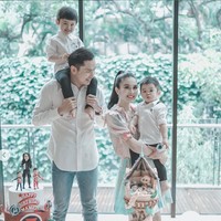 Kue ulang tahun berbentuk princess Rapunzel yang tengah dikarantina bersama anak-anaknya itu merupakan pemberian sang suami, Harvey Moeis. Sedangkan pemberian dari sang anak bertema Super Heroes. Di mana di atas kue tersebut terlihat seorang wanita berpakaian seperti pahlawan super bersama kedua putranya di sisi kiri dan kanannya. Foto: Instagram/@sandradewi88