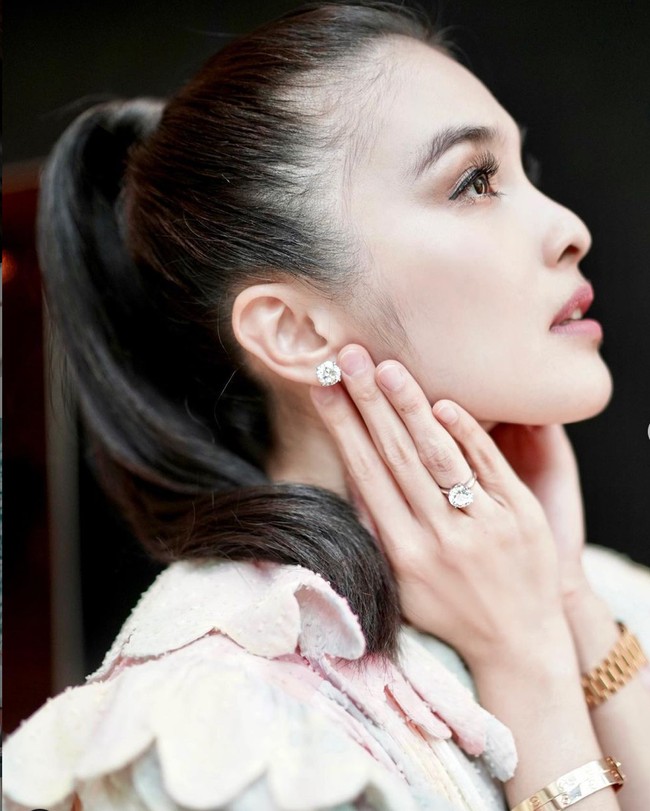 Sandra Dewi pun tampak memamerkan perhiasan berupa anting dan cincin yang diberikan oleh sang suami di salah satu foto unggahannya. Beberapa netizen pun dibuat salah fokus melihat kado pemberian Harvey. Waahhh salfok sama cincin dan antingnya, komentar salah seorang netizen. Salfok ke diamond ringnya at least ada 3 atau 5 carat, tambah netizen lain. Foto: Instagram/@sandradewi88
