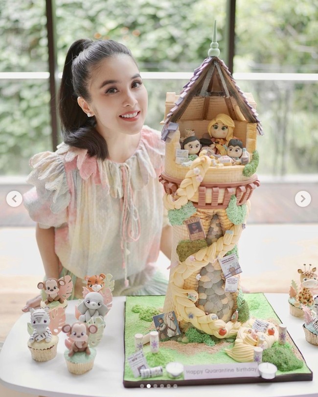 Foto-foto unggahan momen ulang tahun Sandra Dewi itupun langsung dibanjiri beragam komentar. Tak sedikit yang memberikan ucapan selamat serta memuji penampilan ibu dua orang anak itu yang terlihat awet muda. Foto: Instagram/@sandradewi88