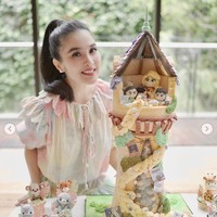 Foto-foto unggahan momen ulang tahun Sandra Dewi itupun langsung dibanjiri beragam komentar. Tak sedikit yang memberikan ucapan selamat serta memuji penampilan ibu dua orang anak itu yang terlihat awet muda. Foto: Instagram/@sandradewi88