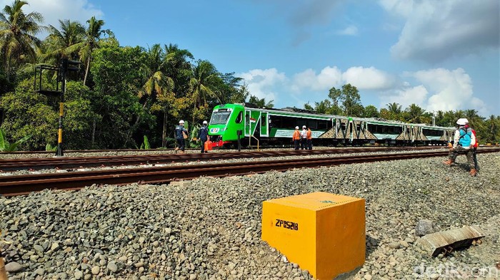 Jalur kereta api (KA) Bandara YIA di Kulon Progo, DIY, mulai diuji coba. Pengujian dilakukan untuk pastikan kelaiakan jalur sebelum operasional perdana.