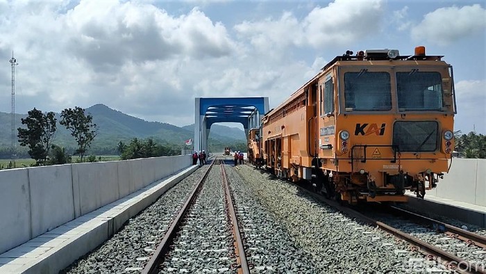 Sepekan Jelang Operasi, Jalur Kereta Bandara YIA Diuji Coba Jalur kereta api (KA) Bandara YIA di Kulon Progo, DIY, mulai diuji coba. Pengujian dilakukan untuk pastikan kelaiakan jalur sebelum operasional perdana.
