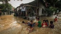 Sejumlah bocah bermain saat banjir merendam Perumahan Mustika, Tigaraksa, Kabupaten Tangerang, Banten, Rabu (11/8/2021).
