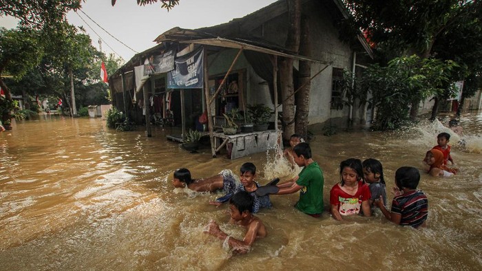 Banjir merendam Perumahan Mustika, Tigaraksa, Kabupaten Tangerang, Banten, Rabu (11/8/2021). Banjir disebabkan oleh luapan Kali Cimanceuri.