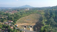 Terowongan ditutup dengan lapisan beton yang disemprotkan (shotcrete) agar meningkatkan kohesi internal massa batuan, memperkuat galian pendukung, dan bertindak sebagai lapisan sementara maupun lapisan akhirFoto: Dok. Kementerian PUPR