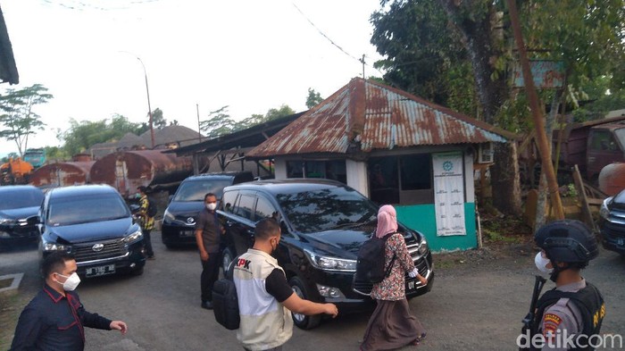 Tim KPK menggeledah PT SW Purbalingga