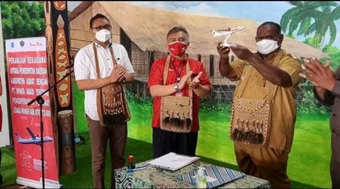 Uji penerbangan Wings Air Timika-Asmat (kedua dari kiri: Bupati Kabupaten Asmat, Elisa Kambu saat menerima cinderamata ATR 72 Wings Air) didampingi (paling kiri: Ketua DPRD Kabupaten Asmat, Yoel Manggaprou) bersama (kiri-kanan Area Manager Lion Air Group Papua, Agung Setyo Wibowo dan Manager Operation Wings Air, Capt. Decky Arianto).