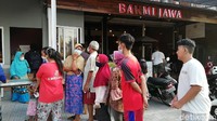 Nasi goreng harga Rp 1.000 itu dibungkus menggunakan kertas minyak berwarna cokelat. Untuk takaran satu bungkusnya merupakan satu mangkuk atau satu porsi makan.