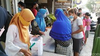 Harga nasi goreng tadinya Rp 5.000, namun empat organisasi itu menjualnya dengan Rp 1.000 saja. Mereka menombok selisih biaya.