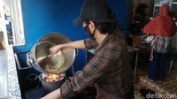 Racikan nasi gorengnya nikmat dengan tambahan telur dan suwiran daging ayam. Rasanya gurih enak dan tidak terlalu pedas.