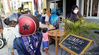 Nasi goreng Rp 1.000 ini merupakan wujud aksi mulia di tengah pandemi COVID-19. Idenya datang dari empat organisasi yaitu Masyarakat Ekonomi Syariah, ikatan Sarjana Ekonomi Indonesia (ISEI) Surakarta, ICMI dan Aisyiah.