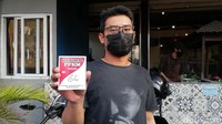 Pembeliannya menggunakan kupon. Untuk satu kupon, warga bisa mendapatkan dua bungkus nasi goreng dengan harga Rp 2.000 saja.