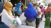 Salah seorang warga yang membeli nasi goreng, Eni Lestari (28) mengaku cukup senang bisa membeli nasi goreng harga Rp 1.000 saja. Cukup membantu, harganya sangat murah. Saya belum pernah membeli nasi goreng harga Rp 1.000, ucapnya. 