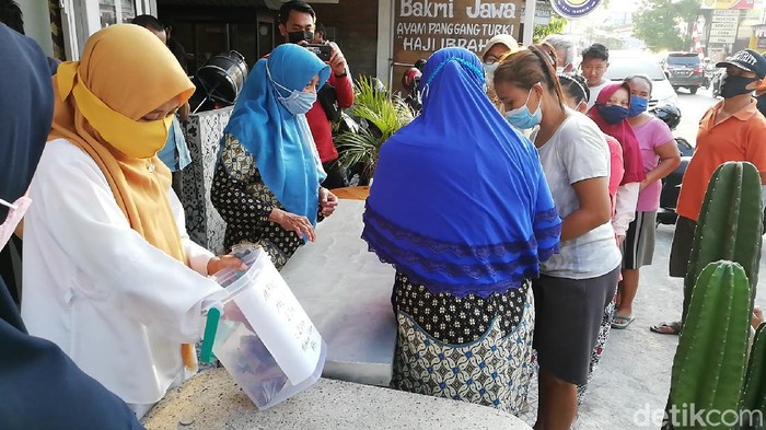 Viral Nasi Goreng Rp 1.000 di Solo, Sengaja Dijual Murah Saat Pandemi Viral Nasi Goreng Rp 1.000 di Solo, Sengaja Dijual Murah Saat Pandemi