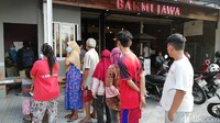 Nasi goreng sengaja dijual murah untuk menggembirakan masyarakat di tengah pandemi Covid-19. Lokasinya ada di Bakmi Jawa Pak Met, di Jalan Veteran, Serengan.