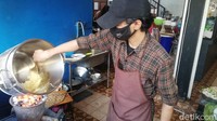 Nasi goreng itu dimasak oleh sejumlah karyawan di Warung Bakmi Pak Met. Untuk mempercepat prosesnya, mereka masak nasi goreng dengan alat canggih semacam panci putar yang ditempatkan di atas kompor.