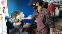 Dalam sehari, nasi goreng Rp 1.000 ini dibuat sampai 240 bungkus. Dijual mulai pukul 16.00 WIB sampai kupon habis. Untuk membuatnya dibutuhkan beras sebanyak 20 kilogram.