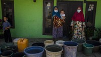 Sedikitnya enam ribu jiwa dari 13 Rukun Warga di Desa Kertajaya tersebut mengalami kekurangan pasokan air bersih.