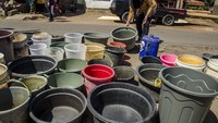 Warga meletakkan ember di antrean untuk diisi air bersih bantuan dari Pemprov Jawa Barat di Desa Kertajaya, Garut, Jawa Barat, Rabu (11/8/2021).