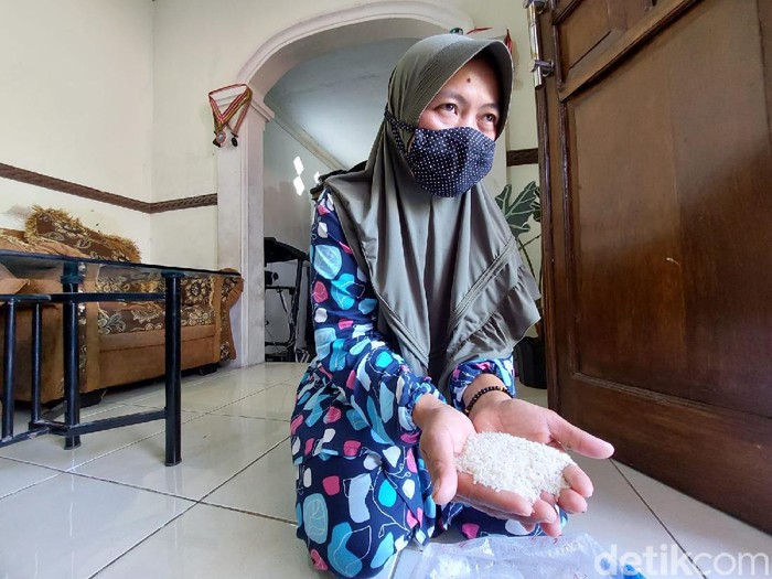 Warga Bandung Barat menunjukan beras BPNT