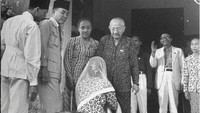 Foto Fatmawati tampak sedang Sungkem kepada Ibu mertuanya, Ida Ayu Nyoman Rai Srimben, 1946, ketika Soekarno dan Fatmawati usai melangsungkan pernikahannya.