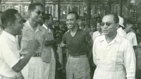 Jenderal Sudirman, Sri Sultan Hamengku Buwono IX dan Wakil Presiden Mohammad Hatta menghadiri acara Jalan Sehat bersama Persatuan Olahraga Republik Indonesia (P.O.R.I) di Yogyakarta, 31 Maret 1948. Sumber : ANRI, Indonesian Press Photo Service (IPPHOS