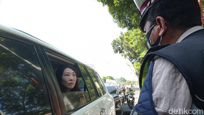 Anggota DPRD DKI F-PSI Adu Mulut dengan Polisi Kena Ganjil Genap.
