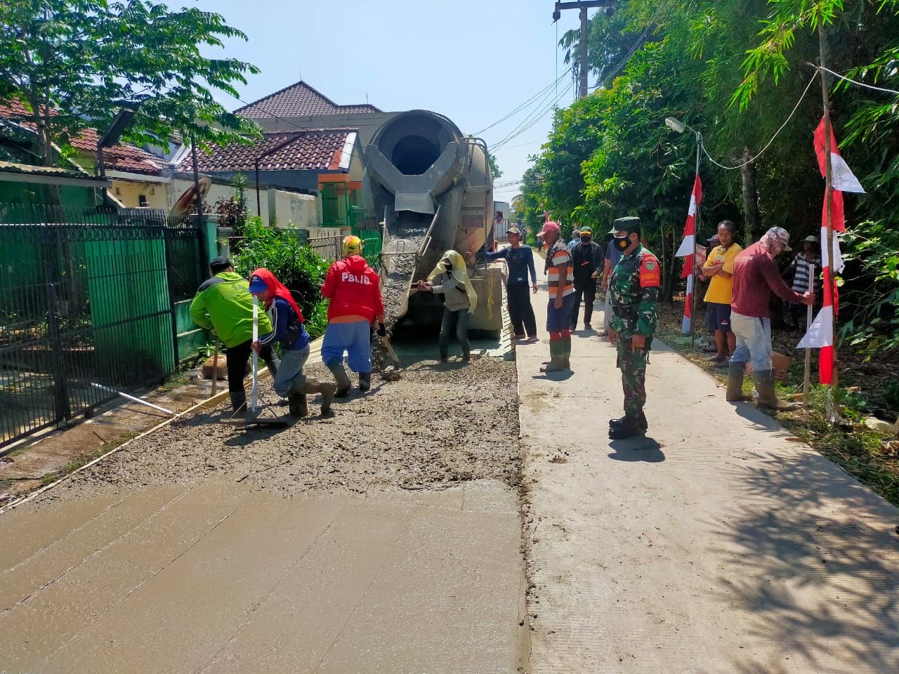 Babinsa Cilebut Timur Serka Rohmad Bradjamusti memantau proyek betonisasi