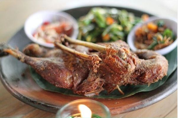 5 Restoran di Jakarta Ini Punya Bebek Goreng Bali Sambal Matah yang Sedap
