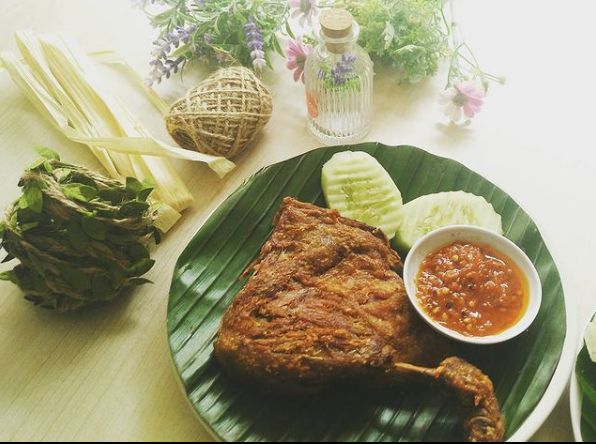 5 Restoran di Jakarta Ini Punya Bebek Goreng Bali Sambal Matah yang Sedap