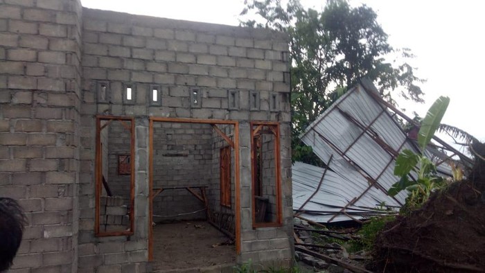 Belasan rumah di Langkat rusak diterjang angin kencang dan hujan deras