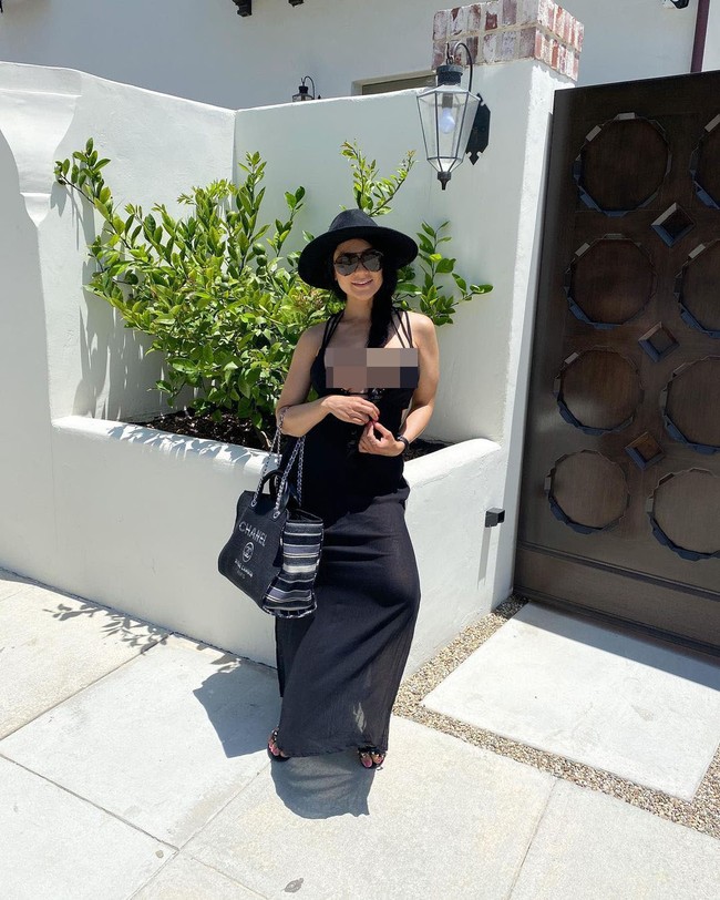 Di Instagram, selain foto-foto seksi, wanita yang pernah ikut ajang Miss Bikini US itu sering menampilkan gaya hidupnya yang glamour dengan berpose di mobil mewah dan pesawat pribadi. Foto: Instagram @bellabaezofficial