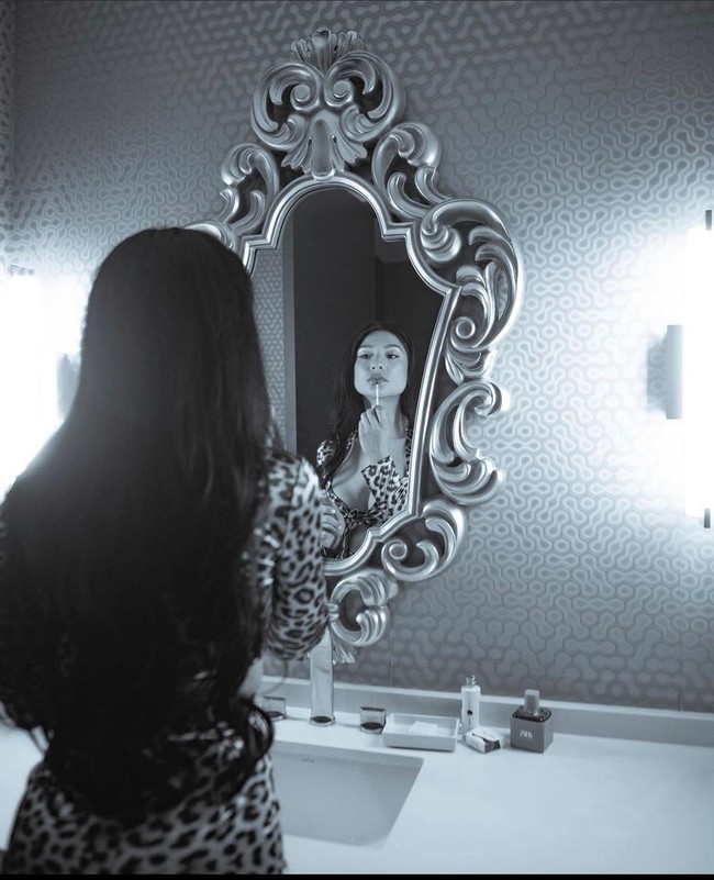 Karena itu, ia pun merelakan tas pemberian sang mantan untuk bisa berbagi dengan pembaca mengenai masalah kesehatan mental. Foto: Instagram @bellabaezofficial