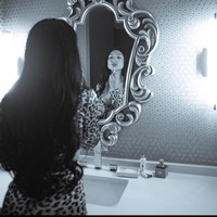 Karena itu, ia pun merelakan tas pemberian sang mantan untuk bisa berbagi dengan pembaca mengenai masalah kesehatan mental. Foto: Instagram @bellabaezofficial