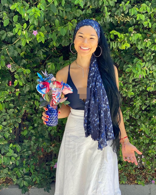 Dalam berbagai postingannya di Instagram, Bella Baez memang terlihat bangga dengan foto-fotonya untuk Maxim Selandia Baru. Ia tampil seksi dengan balutan bikin dalam pemotretan yang dilakukan di pantai. Bella juga mencantumkan dalam bio Instagram bahwa ia adalah cover girl model 2020 majalah tersebut. Foto: Instagram @bellabaezofficial