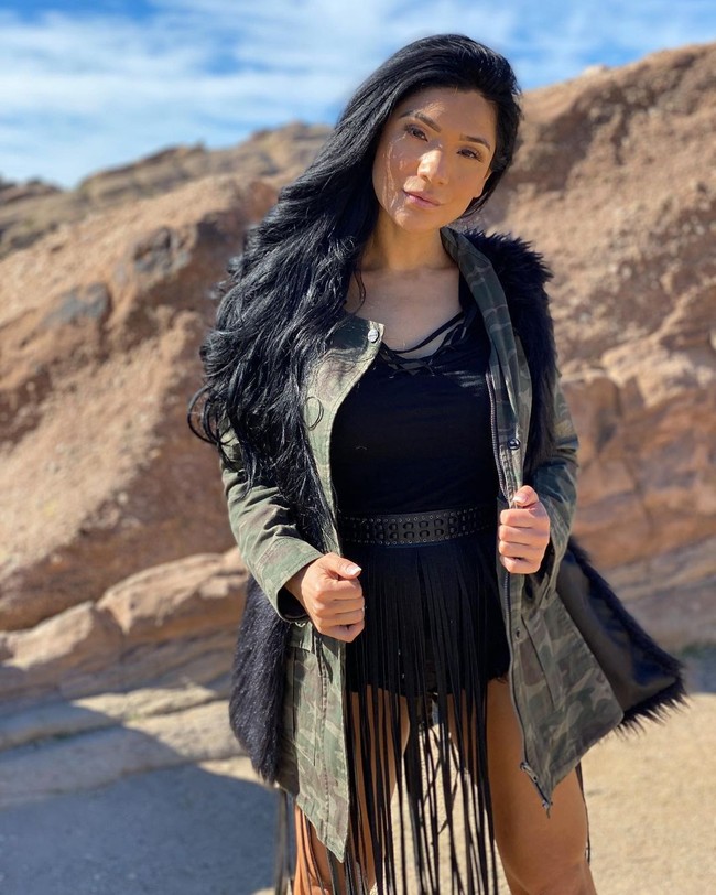 Itu hanya barang materialistis. Aku ingin membagikan ceritaku dan aku ingin menginspirasi orang jadi menurutku itu nilainya lebih dari satu tas, ujarnya. Foto: Instagram @bellabaezofficial